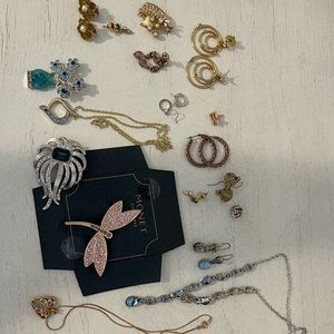 Lot of costume jewelry seta Monet Avon brooch necklace earrings